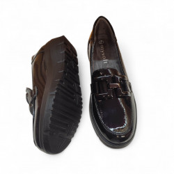 Mocasines Mysoft negros en charol con cadena y cuña-3