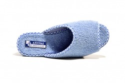 Zapatilla casa abierta cuña media Andinas rizo celeste-2