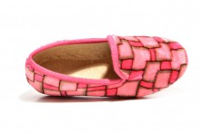 Zapatilla casa cerrada cuadros fuxia-2