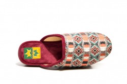 Zapatilla casa destalonada con cuña estampado burdeos-2