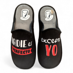 Zapatillas casa divertidas 'Nadie es perfecto excepto yo'-2