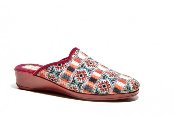 Zapatilla casa destalonada con cuña estampado burdeos-1