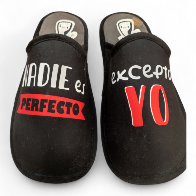 Zapatillas casa divertidas 'Nadie es perfecto excepto yo'-1